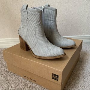 NWB DIRTY LAUNDRY UNITE WESTERN BOOTIE Grey Snake